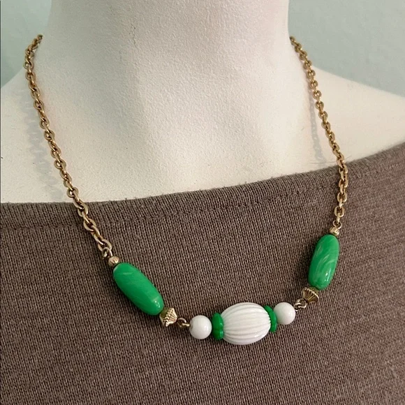 Avon come summer green white lucite necklace on goldtone chain circa 1975 - Picture 3 of 10